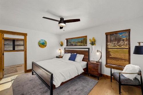 Brand New Lake Front Cabin located on Lake Estes Indoor Outdoor Fireplace and Private Jacuzzi - image 27