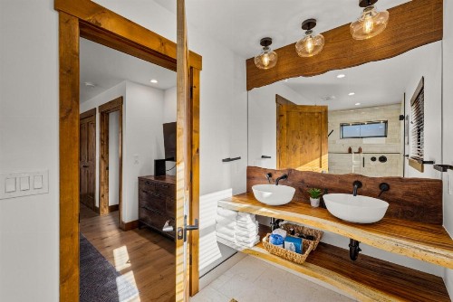 Brand New Lake Front Cabin located on Lake Estes Indoor Outdoor Fireplace and Private Jacuzzi - image 3