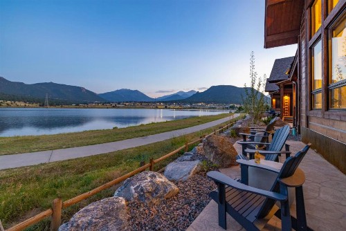 Brand New Lake Front Cabin located on Lake Estes Indoor Outdoor Fireplace and Private Jacuzzi - image 7