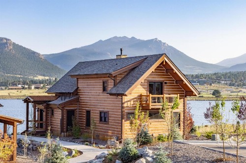 Lake Estes Oasis Located right on the lake Indoor and Outdoor Fireplace and Private Jacuzzi