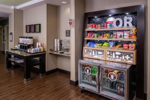 Hampton Inn Eugene - image 10