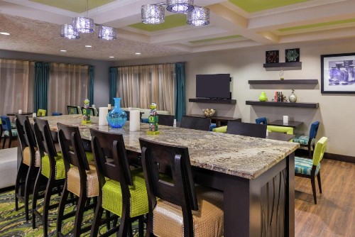 Hampton Inn Eugene - image 9