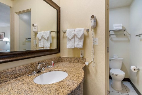 University Inn and Suites Eugene - image 11