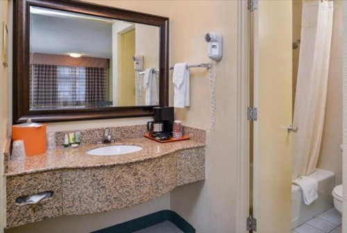 University Inn and Suites Eugene - image 4