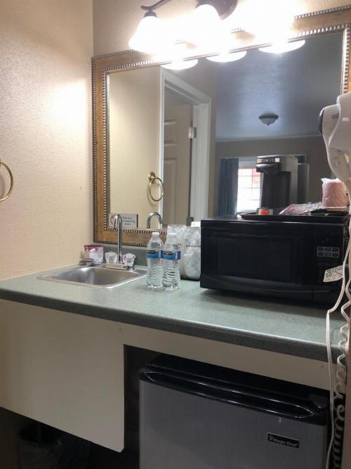 Value Inn Motel - image 11