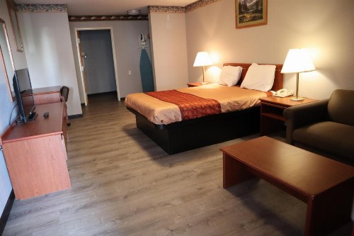 Express Inn & Suites Eugene - image 1