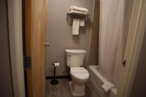 Express Inn & Suites Eugene - image 11