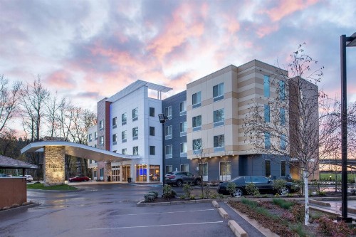 Fairfield Inn & Suites by Marriott Eugene East/Springfield - image 1