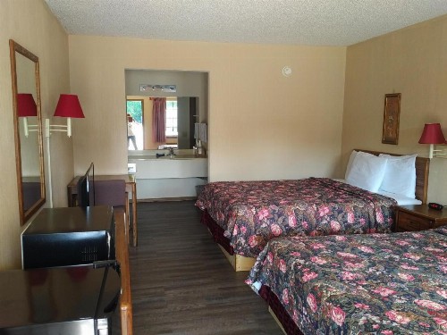 Ozark Swiss Inn - image 3