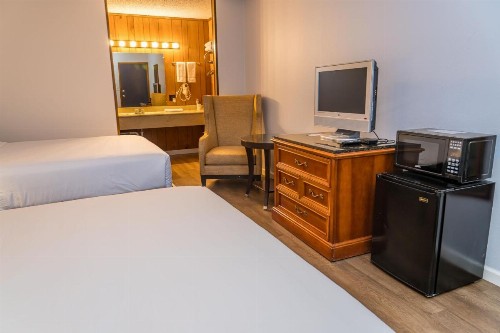 Traveler's Inn & Lodge - image 9