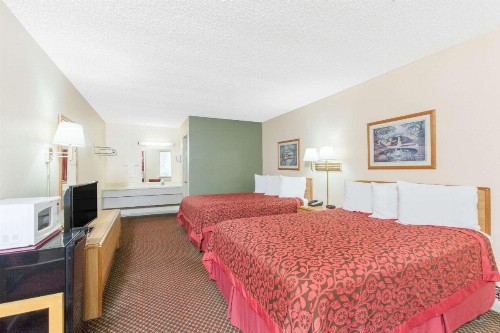 Days Inn by Wyndham Eureka Springs - image 11