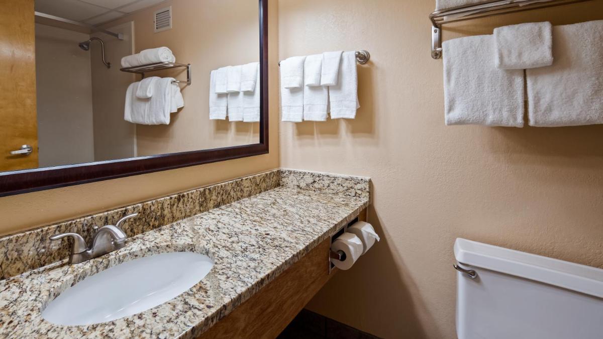 Best Western Eureka Inn - image 7