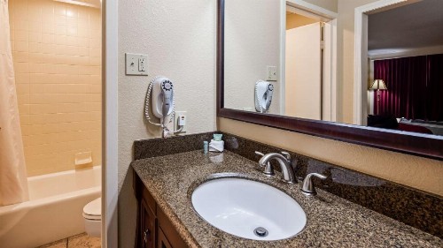 Best Western Eureka Inn - image 8