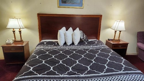 Swiss Village Inn - image 41