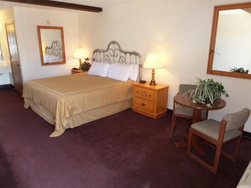 Statue Road Inn - image 10