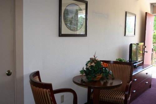 Statue Road Inn - image 21