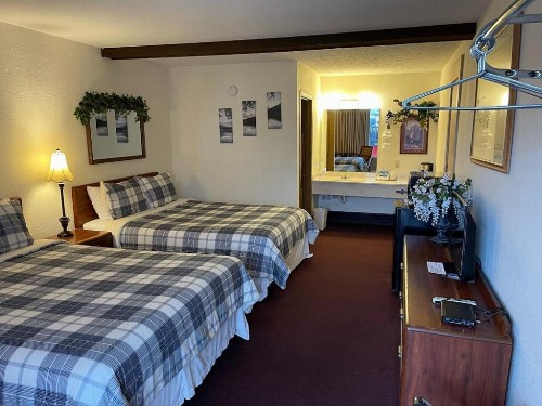 Statue Road Inn - image 32
