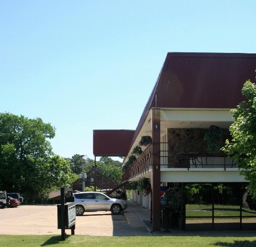 Statue Road Inn - image 4