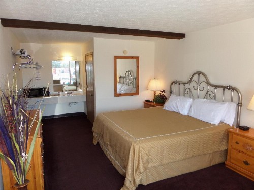 Statue Road Inn - image 41