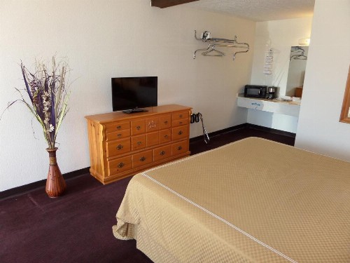 Statue Road Inn - image 47