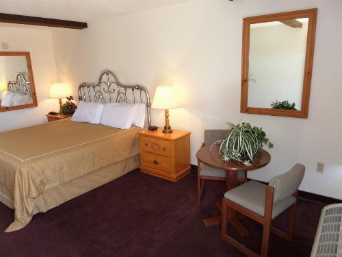 Statue Road Inn - image 50