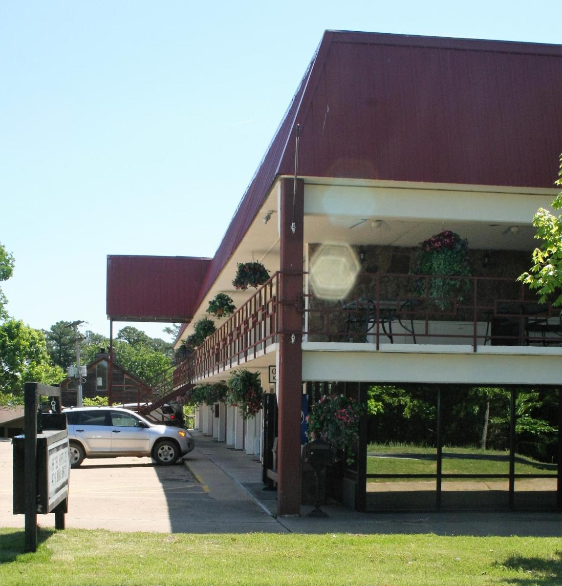 Statue Road Inn - image 6