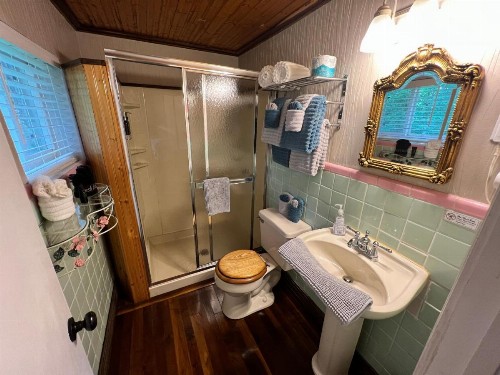 Sherwood Court Cottages - image 23