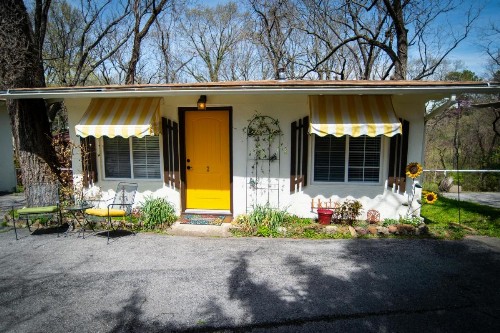 Sherwood Court Cottages - image 5