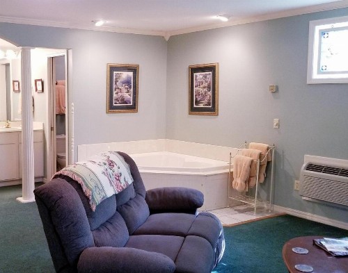 Evening Shade Inn - image 27