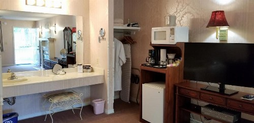 Evening Shade Inn - image 9
