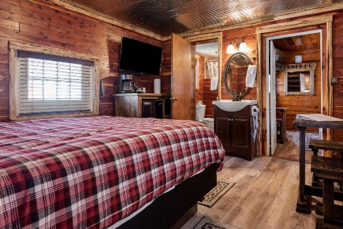 Log Cabin Inn - image 19