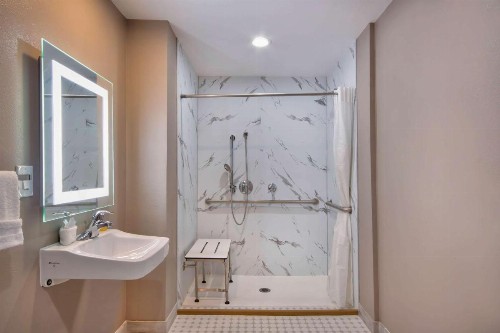 Americas Best Value Inn Eureka - image 5