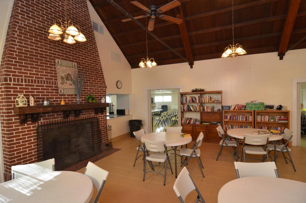 Southern Palms Park Model 4 - image 6