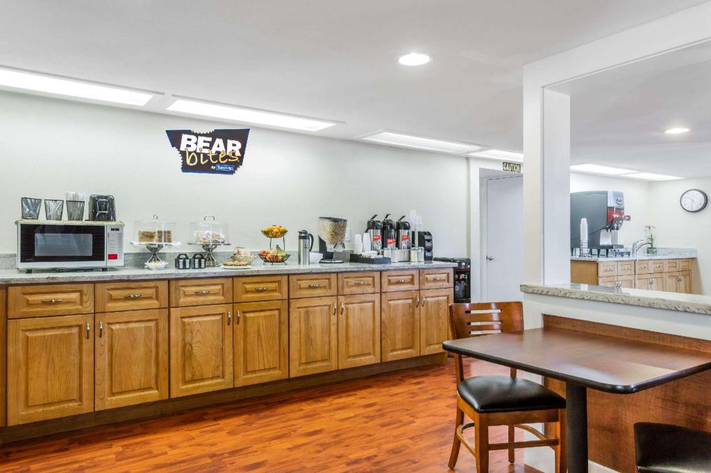 Travelodge by Wyndham Fairfield/Napa Valley - image 3