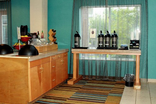 Fairfield Inn & Suites by Marriott Fairmont - image 10