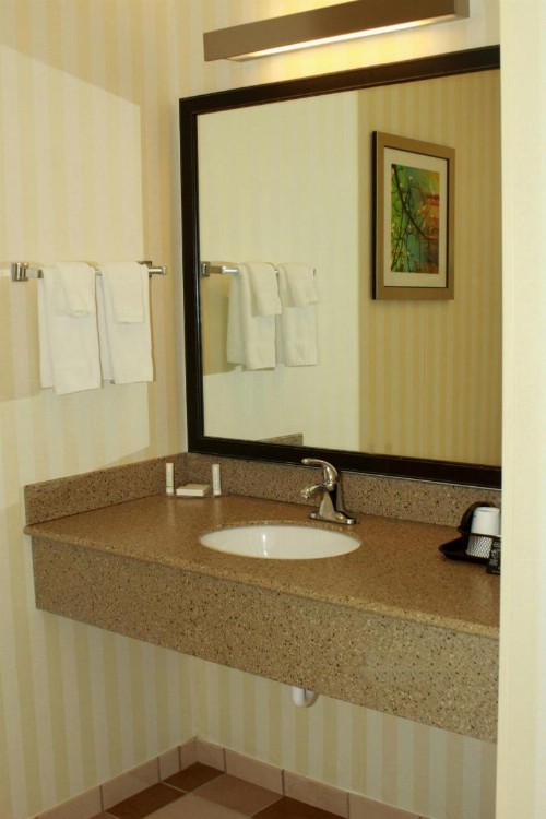 Fairfield Inn & Suites by Marriott Fairmont - image 13