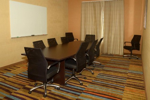 Fairfield Inn & Suites by Marriott Fairmont - image 2