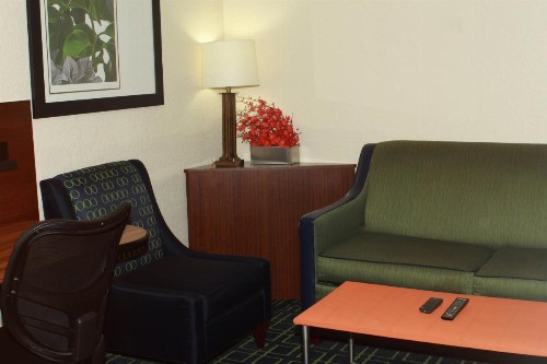 Fairfield Inn & Suites by Marriott Fairmont - image 20