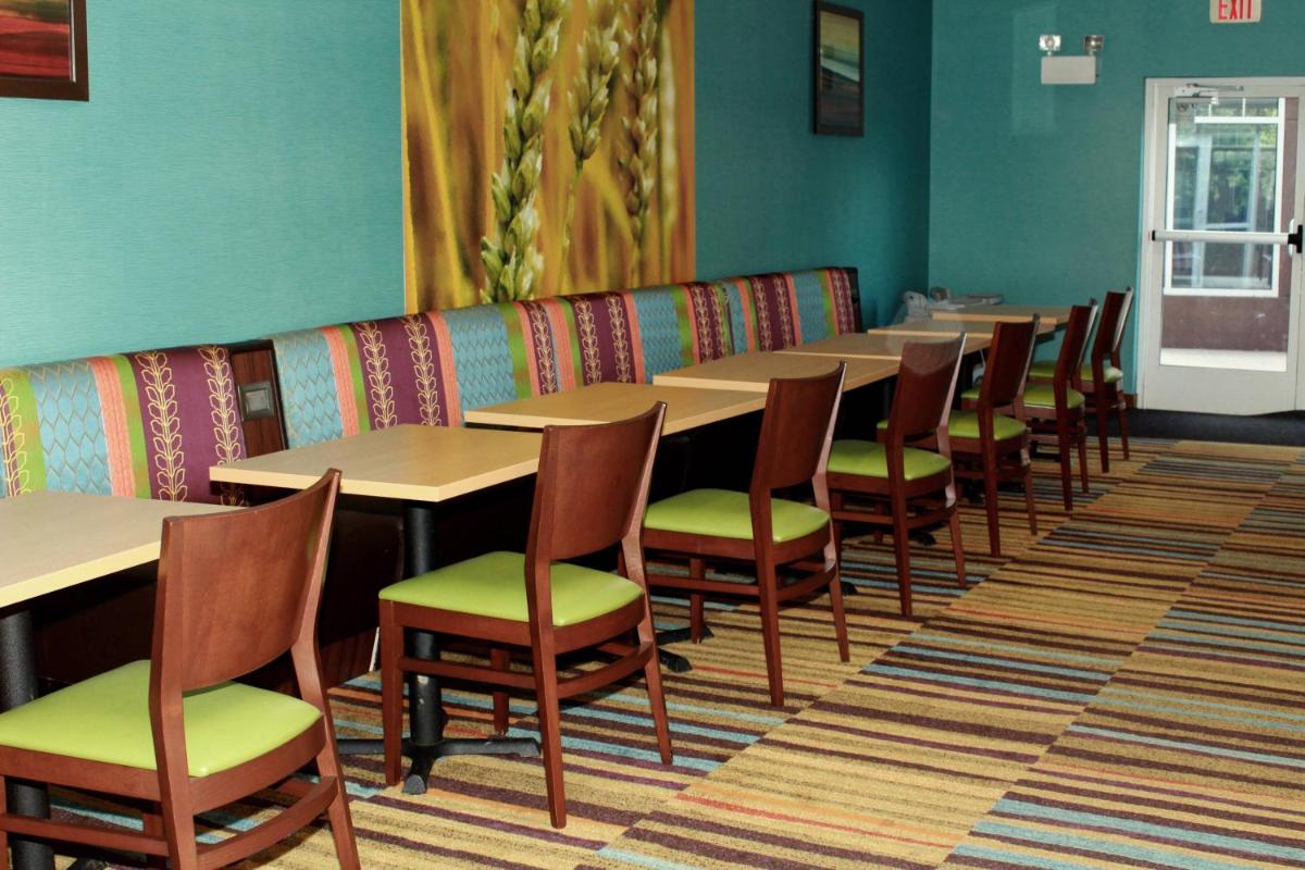 Fairfield Inn & Suites by Marriott Fairmont - image 4