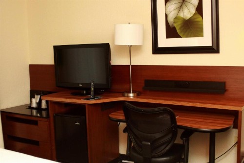 Fairfield Inn & Suites by Marriott Fairmont - image 8