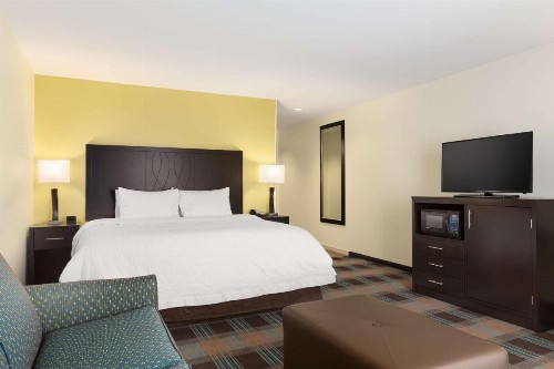 Hampton Inn Fairmont - image 12