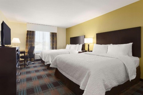 Hampton Inn Fairmont - image 16