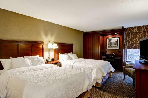 Hampton Inn Fairmont - image 17