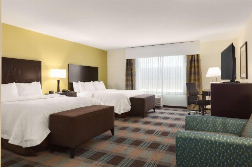 Hampton Inn Fairmont - image 19