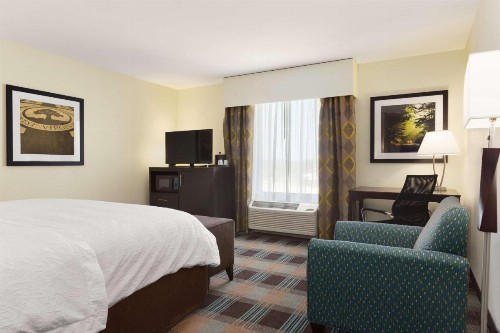 Hampton Inn Fairmont - image 20
