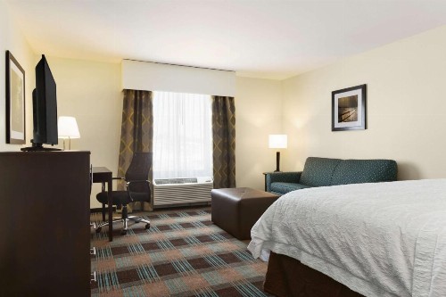 Hampton Inn Fairmont - image 21