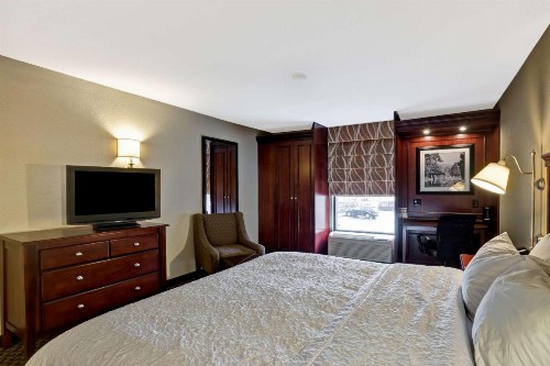 Hampton Inn Fairmont - image 24