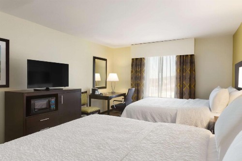 Hampton Inn Fairmont - image 25