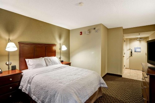 Hampton Inn Fairmont - image 27