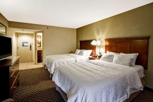 Hampton Inn Fairmont - image 28